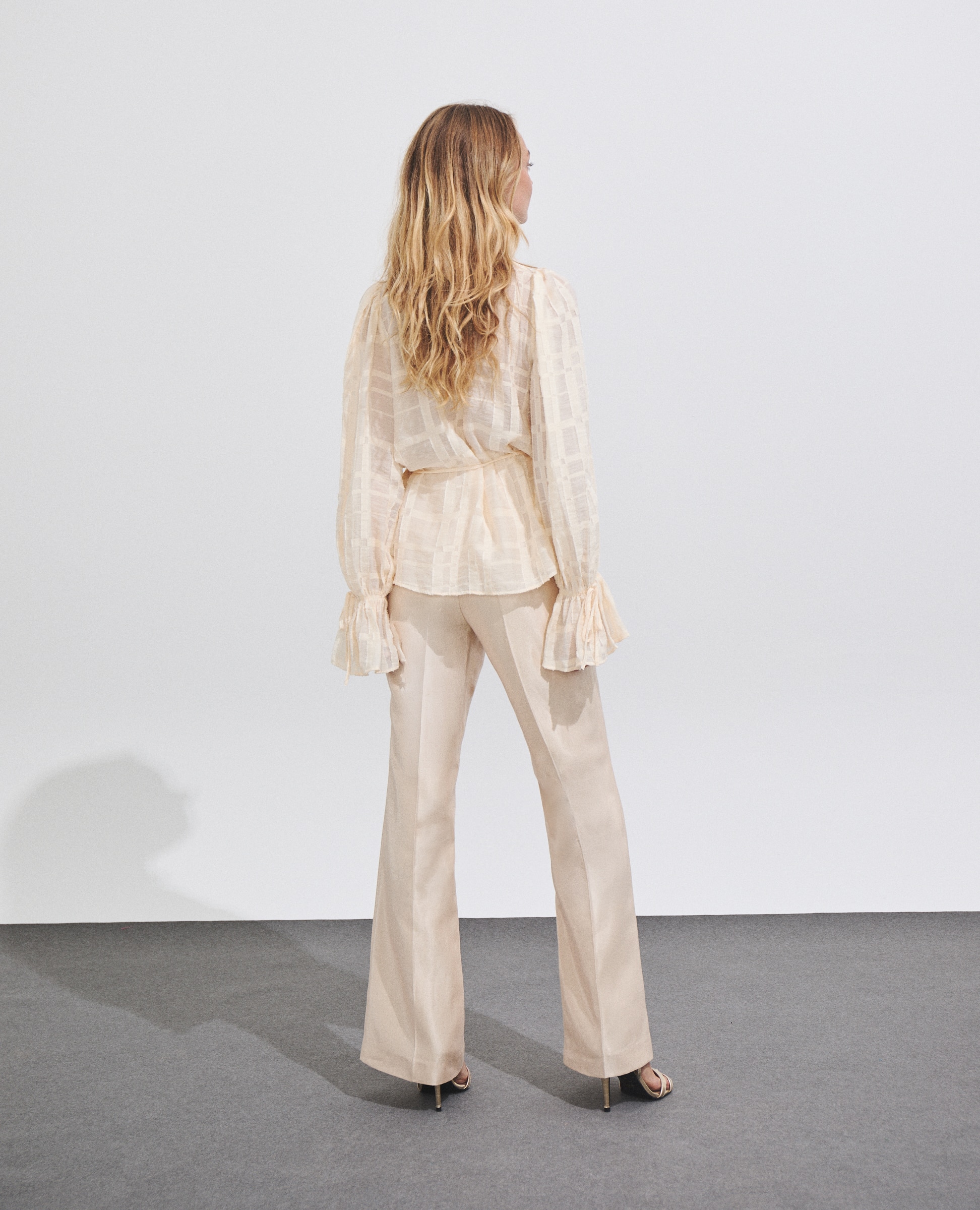 Imagen 4 de Blusa de mujer con tejido de cuadros y mangas ajustables - Hannibal Laguna Collection - Crudo Crudo
