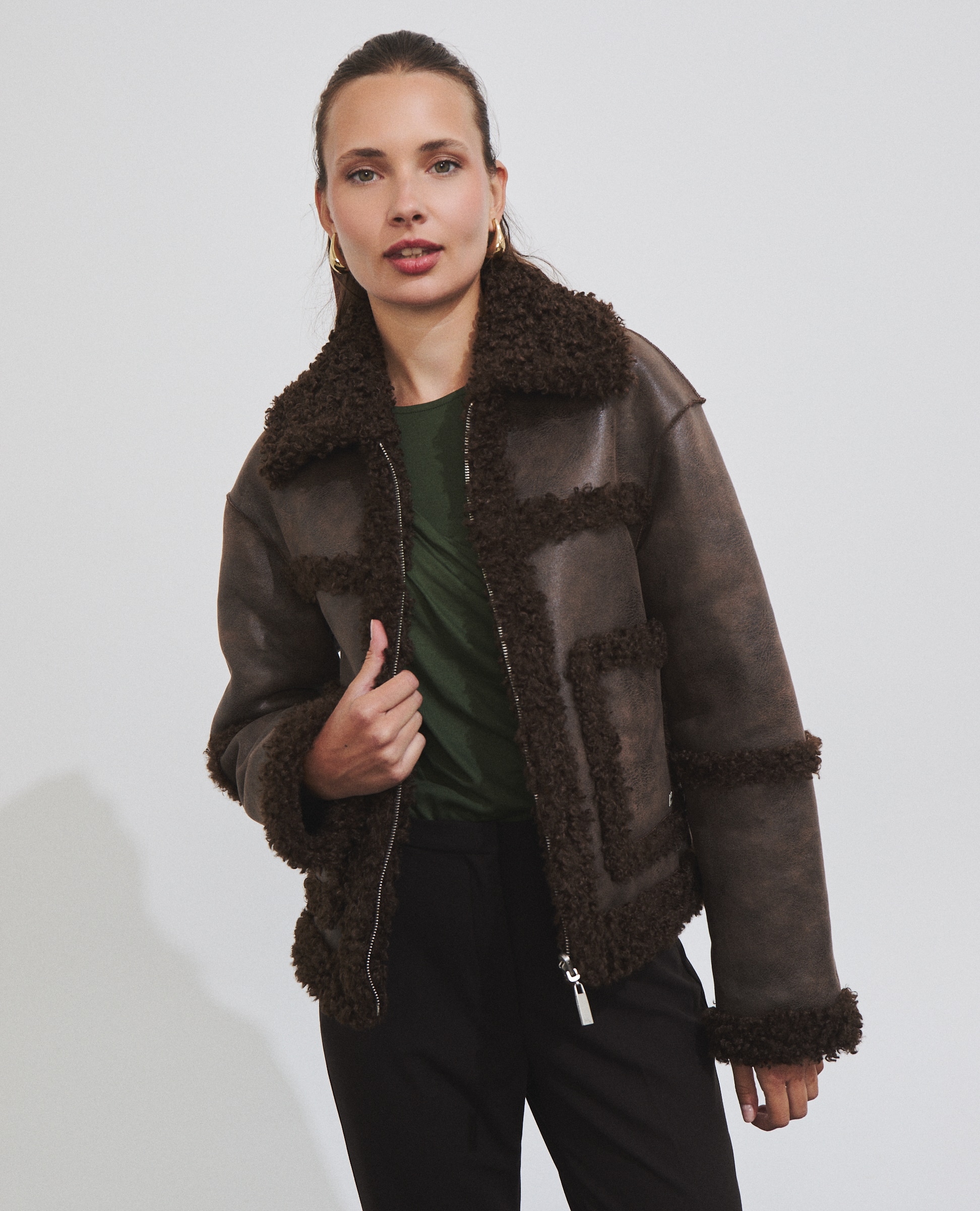 Imagen 1 de Chaqueta corta reversible efecto pelo con bolsillos de parche Marrón