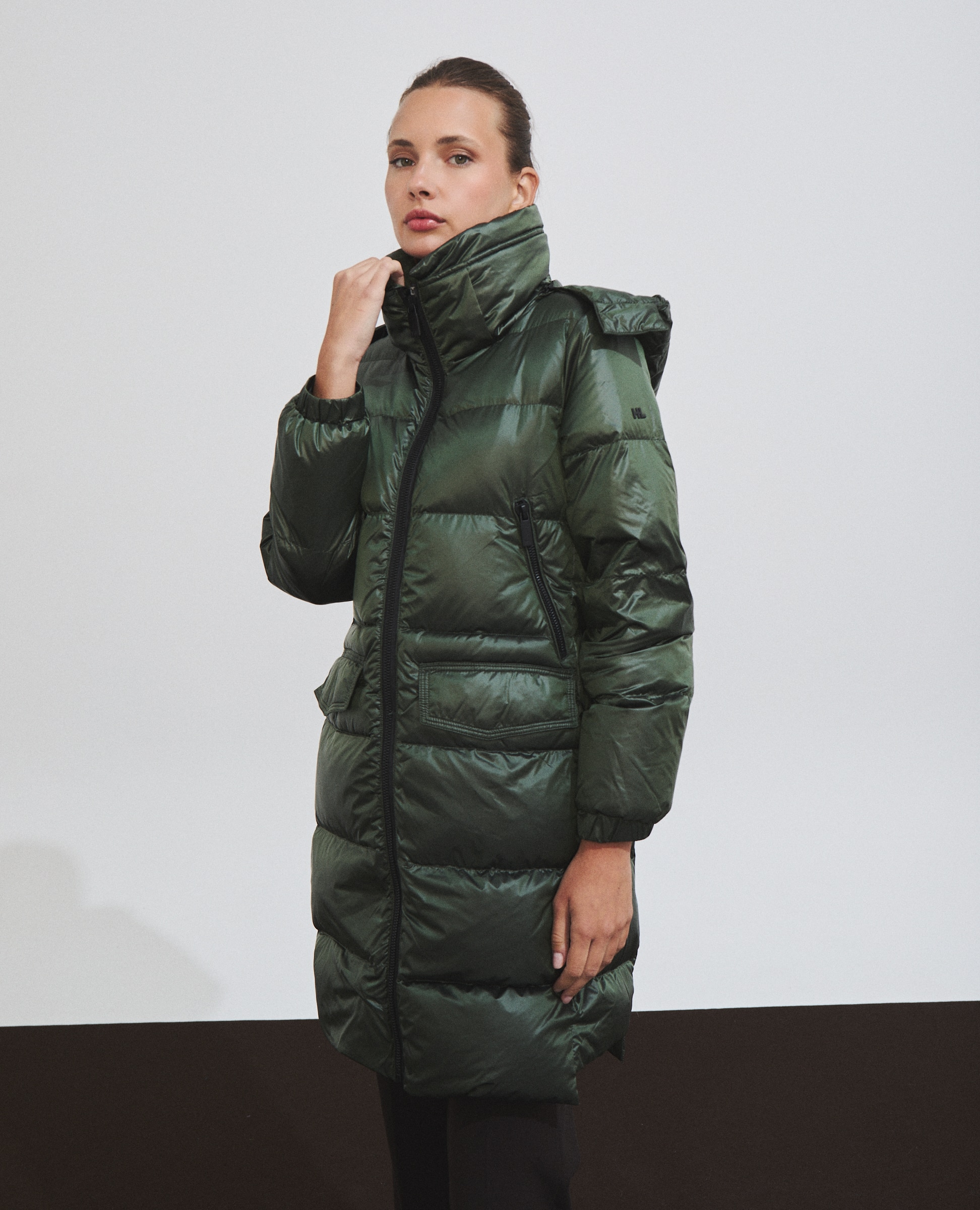 Imagen 3 de Plumífero acolchado de mujer con capucha y pluma de pato - Hannibal Laguna Collection - Kaki Kaki