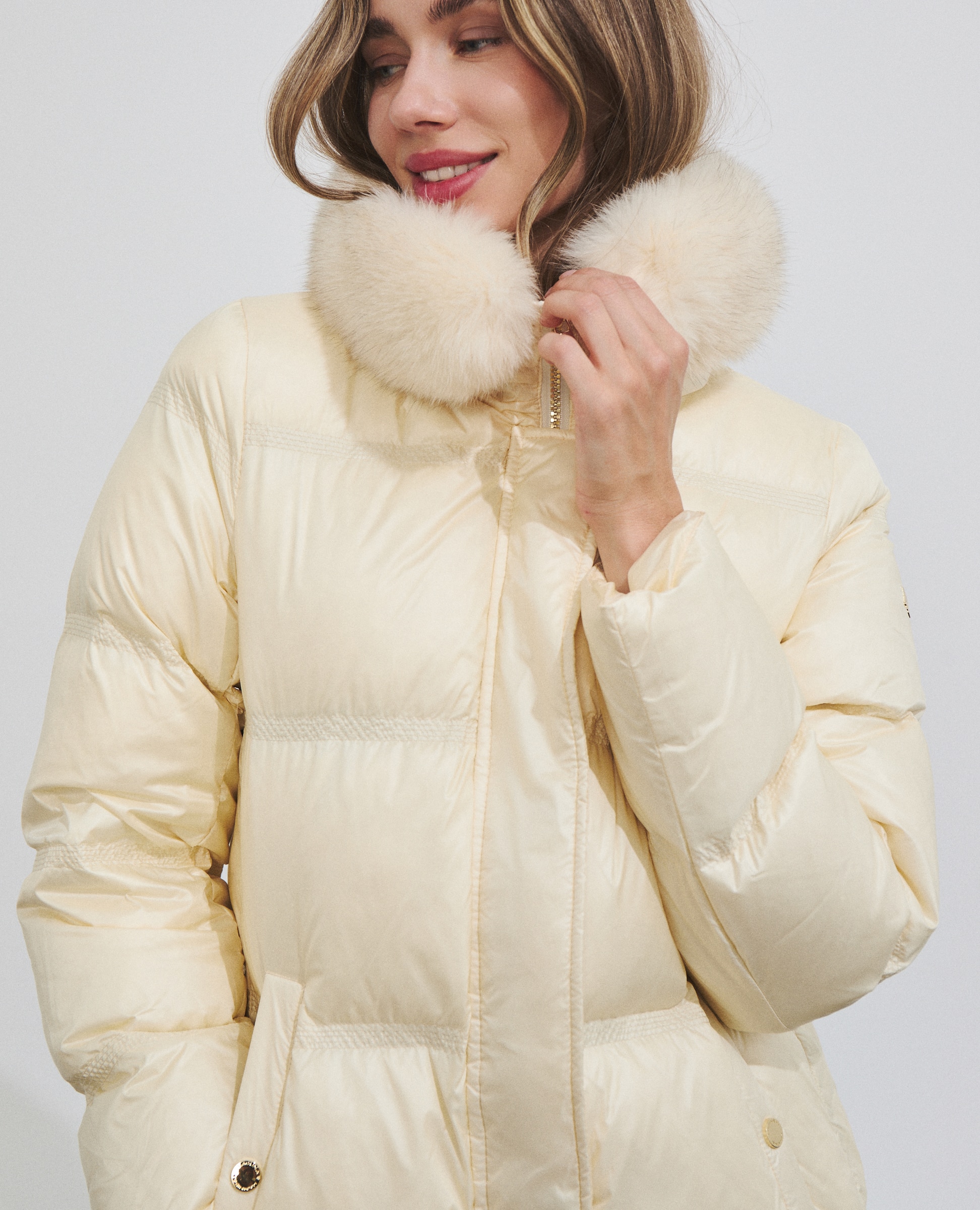 Imagen 2 de Plumífero de mujer con pluma de pato y ribete de pelo de zorro - Hannibal Laguna Collection - Beige Beige