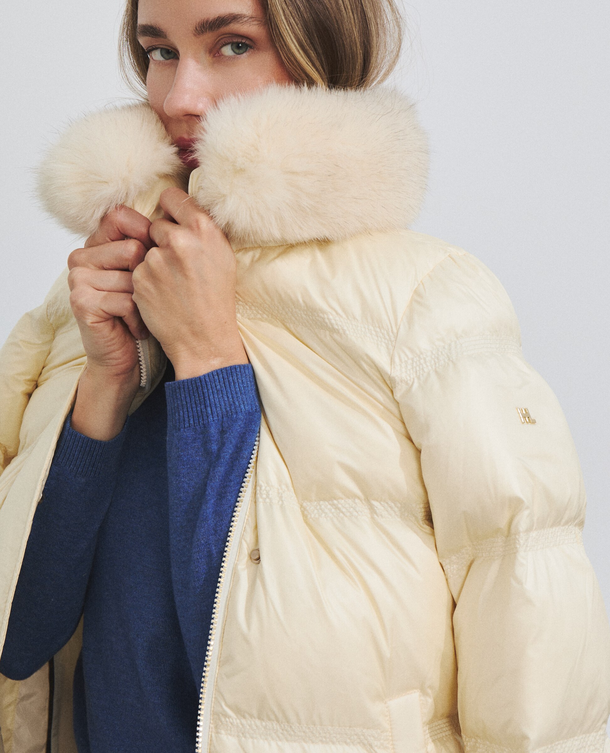 Imagen 3 de Plumífero de mujer con pluma de pato y ribete de pelo de zorro - Hannibal Laguna Collection - Beige Beige