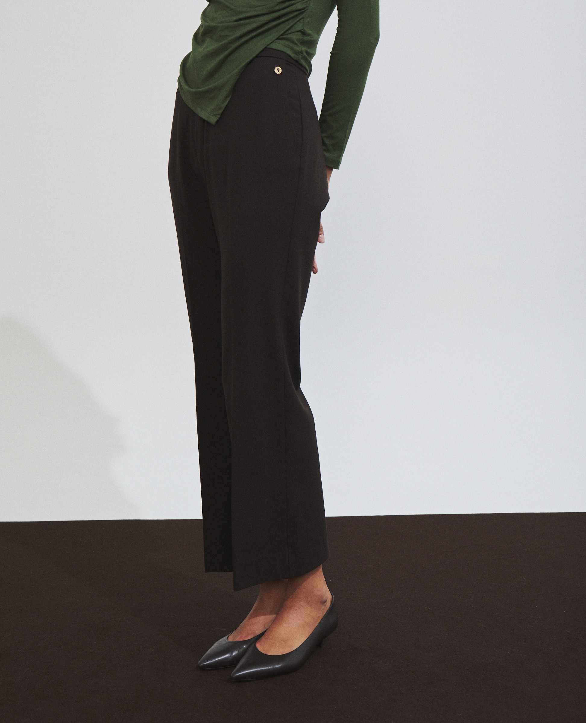 Pantalón de mujer con raya planchada y corte campana - Hannibal Laguna Collection - Marrón Marrón-2