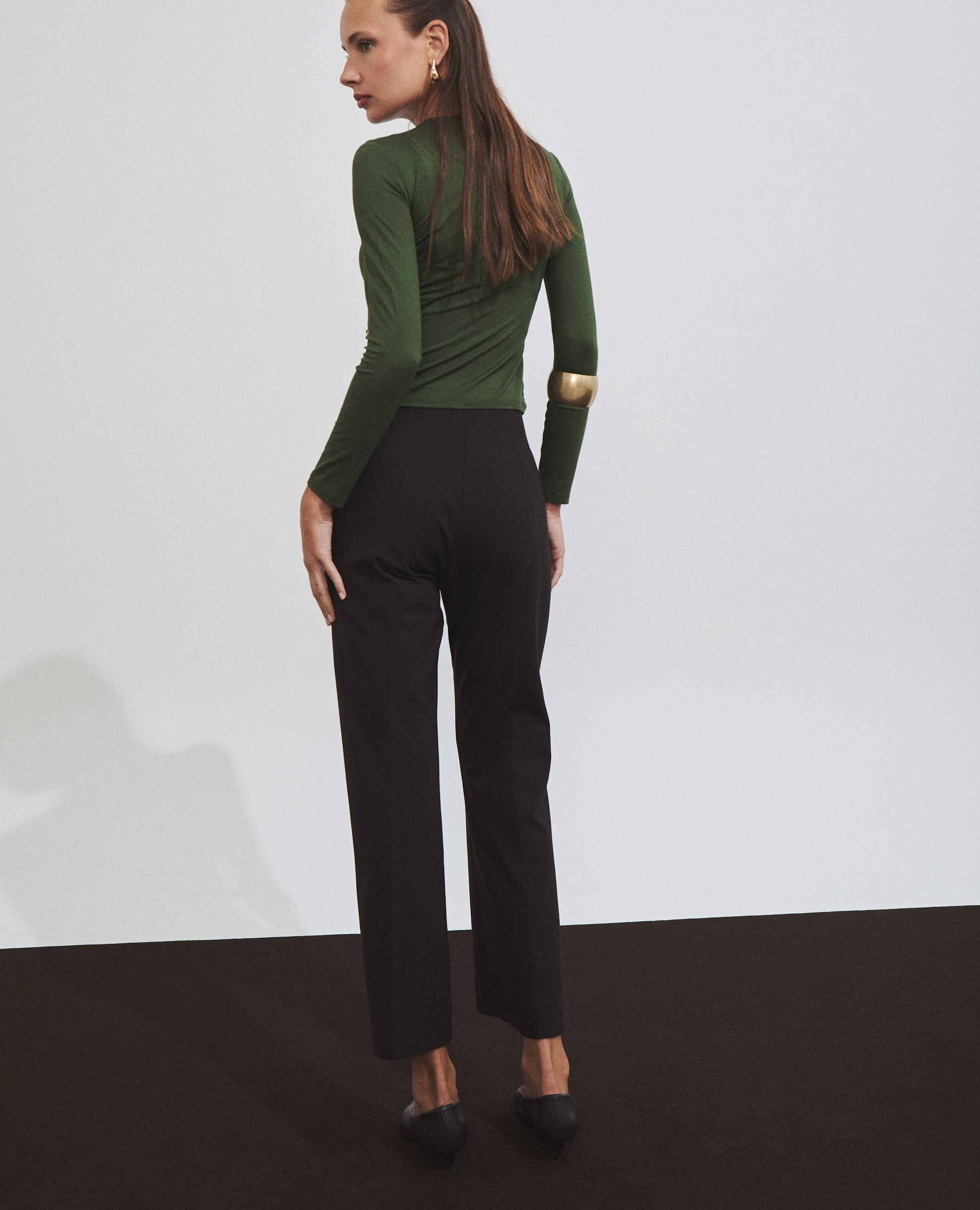 Pantalón de mujer con raya planchada y corte campana - Hannibal Laguna Collection - Marrón Marrón-3