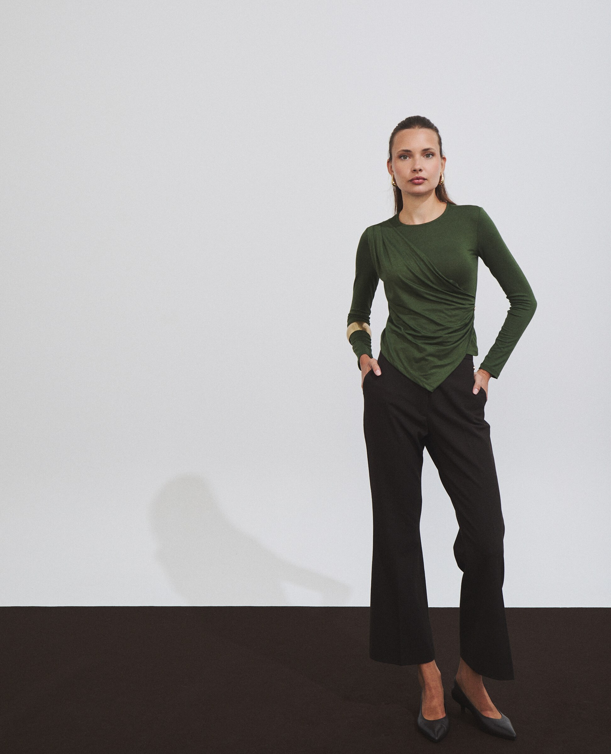 Pantalón de mujer con raya planchada y corte campana - Hannibal Laguna Collection - Marrón Marrón-4