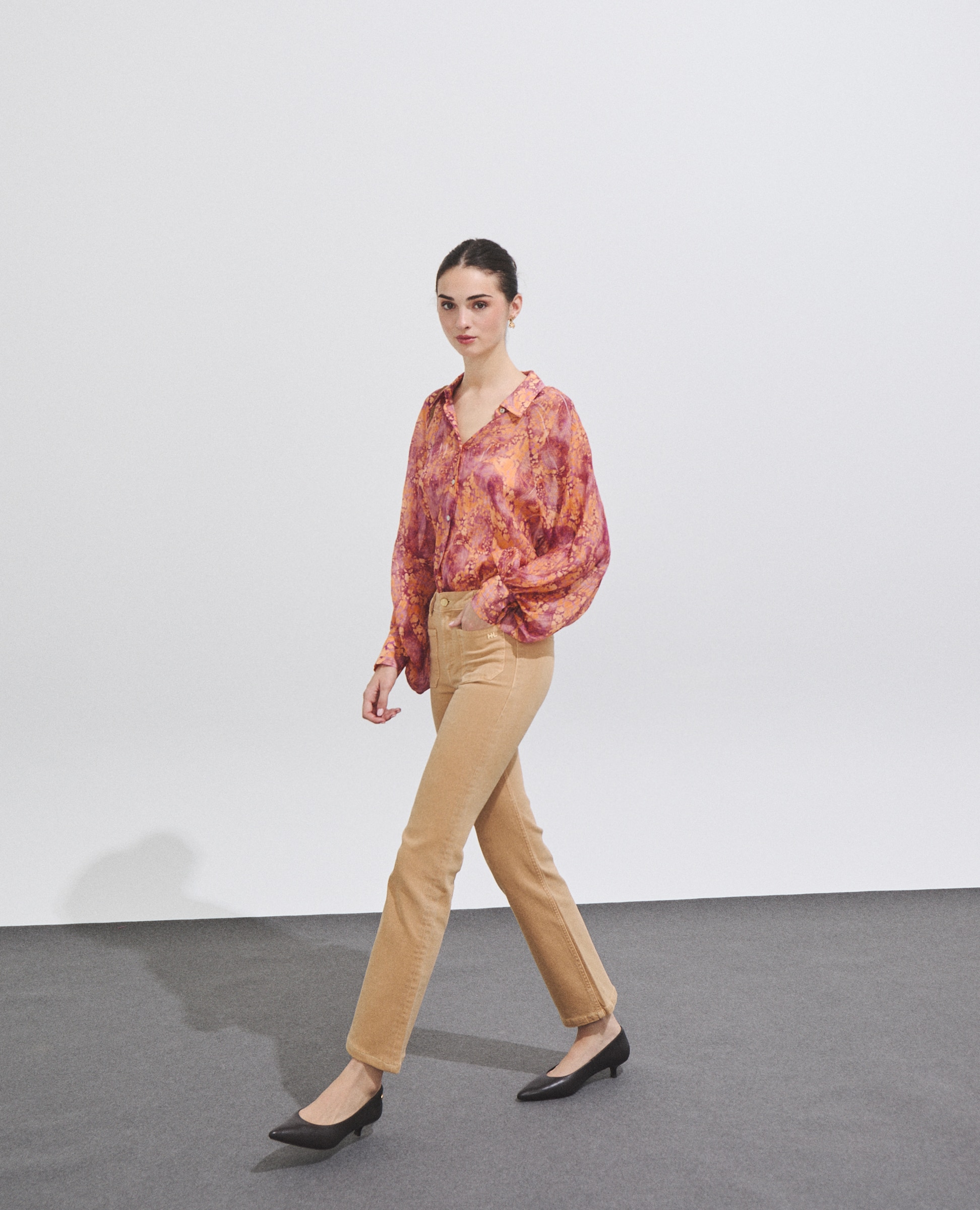 Imagen 1 de Pantalón vaquero de mujer con bolsillos de parche Beige