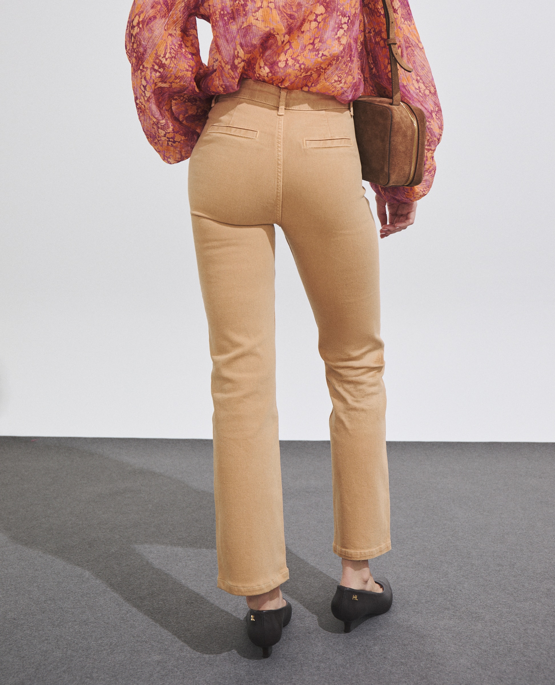 Imagen 5 de Pantalón vaquero de mujer con bolsillos de parche - Hannibal Laguna Collection - Beige Beige