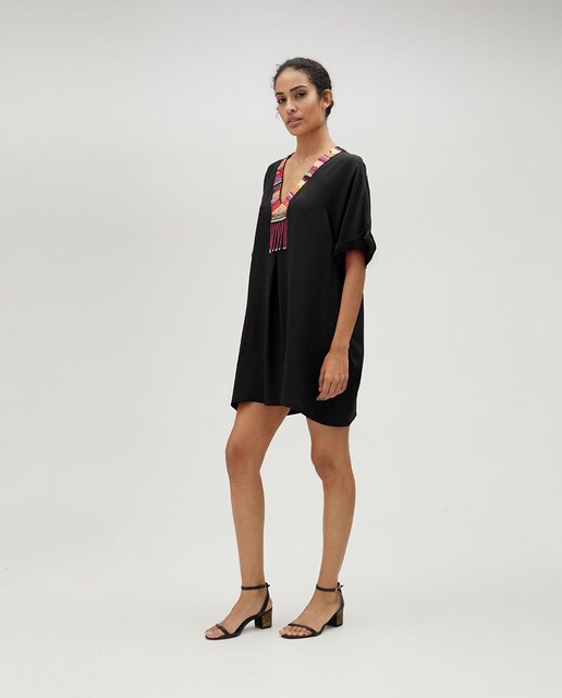 Imagen 0 de Vestido corto con cuello de pico