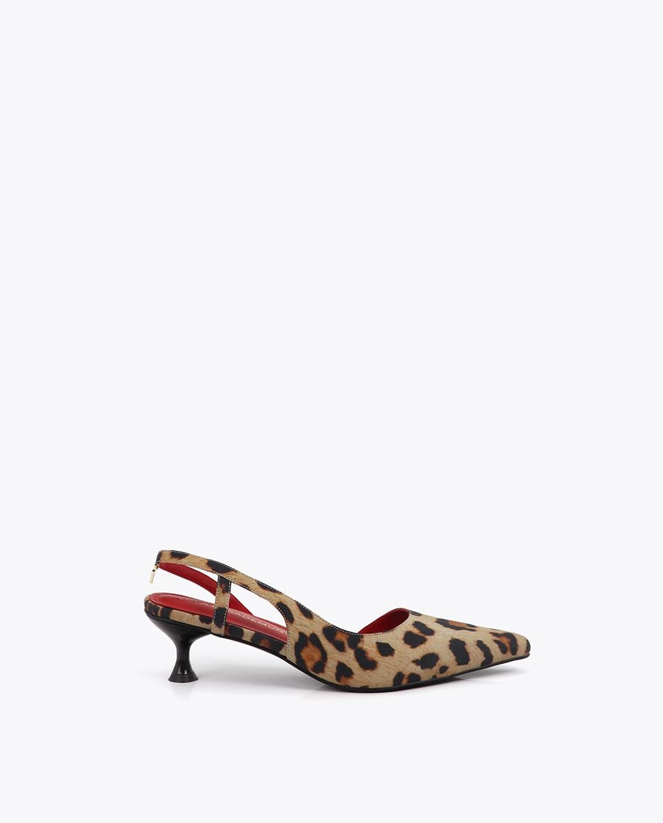 Lola Casademunt - Zapatos de salón de mujer animal print con escote.