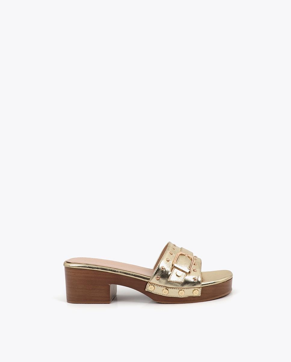 Zuecos de mujer con detalles metálicos y elegante hebilla - Lola Casademunt - Oro Oro-1