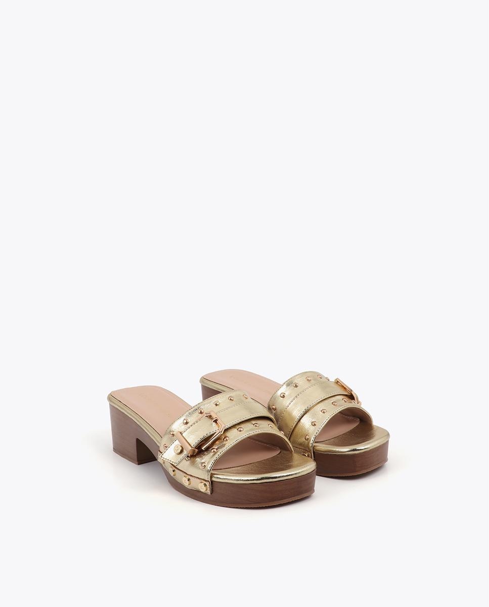 Zuecos de mujer con detalles metálicos y elegante hebilla - Lola Casademunt - Oro Oro-3