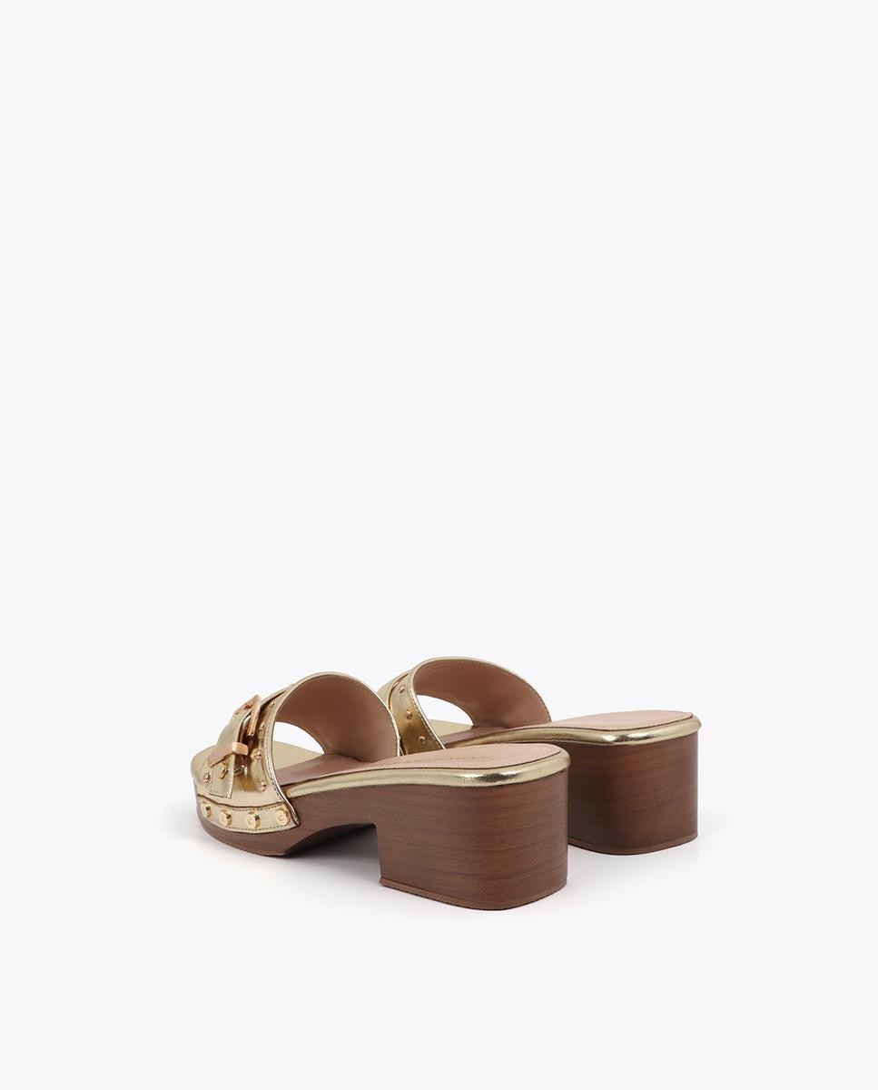 Zuecos de mujer con detalles metálicos y elegante hebilla - Lola Casademunt - Oro Oro-2