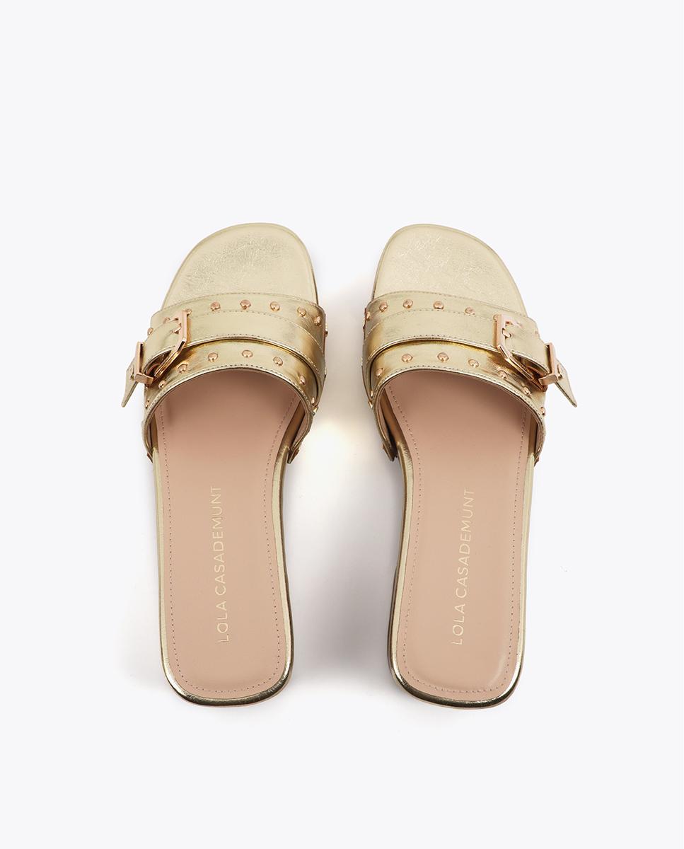 Zuecos de mujer con detalles metálicos y elegante hebilla - Lola Casademunt - Oro Oro-4