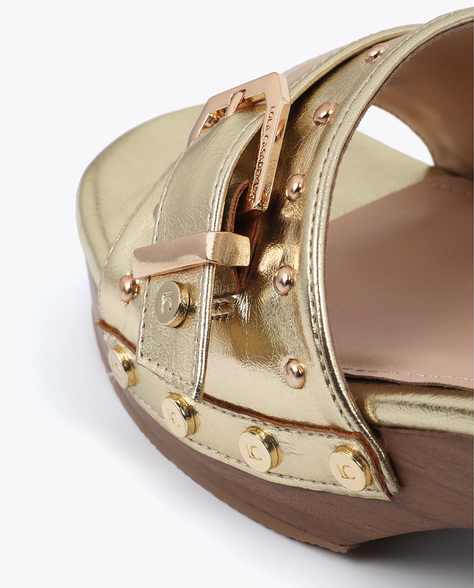Zuecos de mujer con detalles metálicos y elegante hebilla - Lola Casademunt - Oro Oro-5