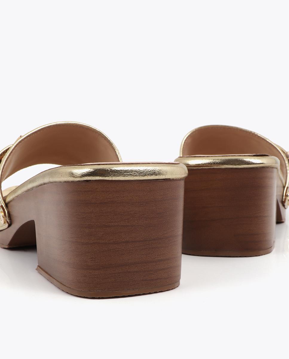 Zuecos de mujer con detalles metálicos y elegante hebilla - Lola Casademunt - Oro Oro-6