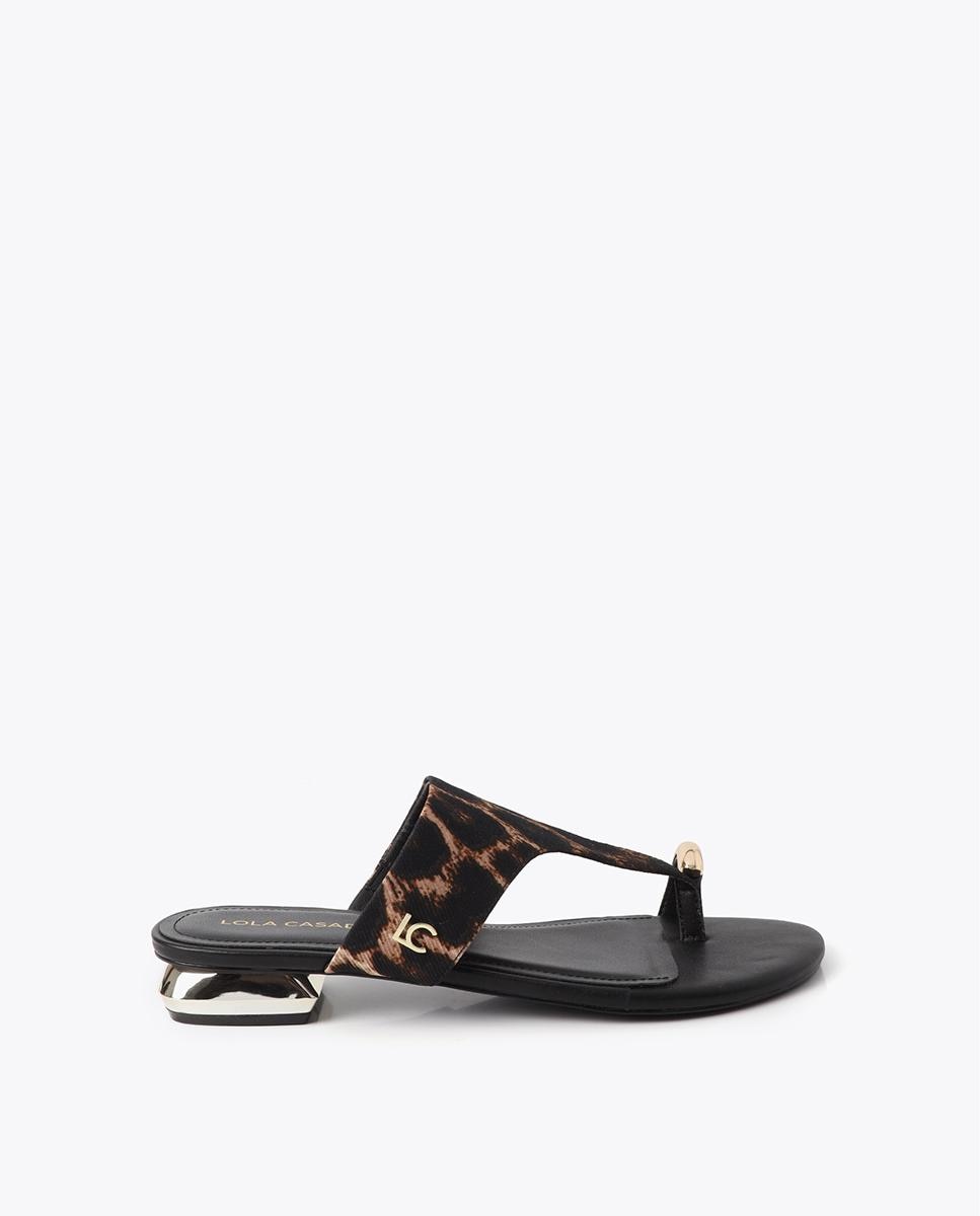 Lola Casademunt - Sandalias de dedo de mujer animal print con aplique metalizado.