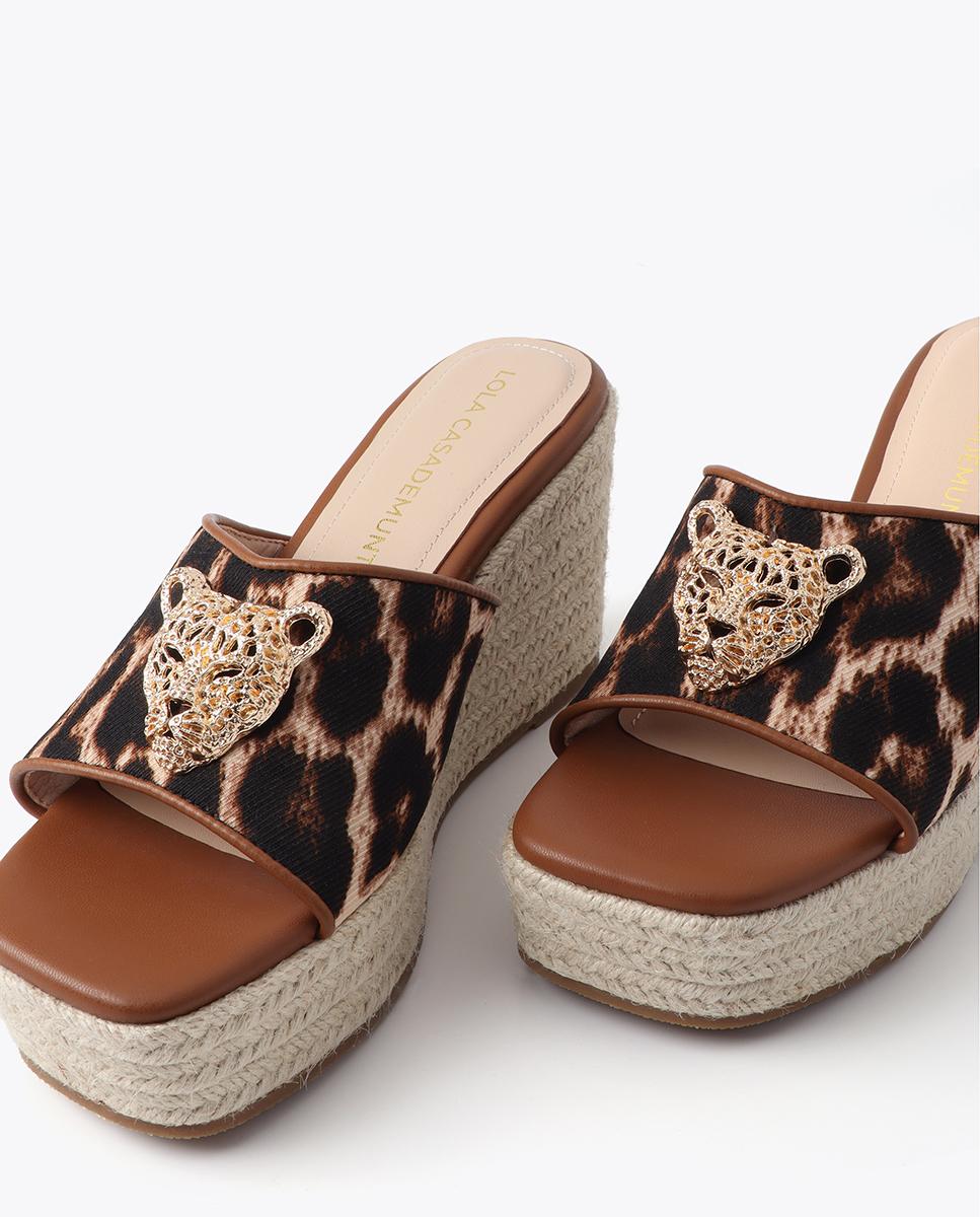 Sandalias de cuña de mujer animal print con detalle metálico - Lola Casademunt - Marrón Marrón-4