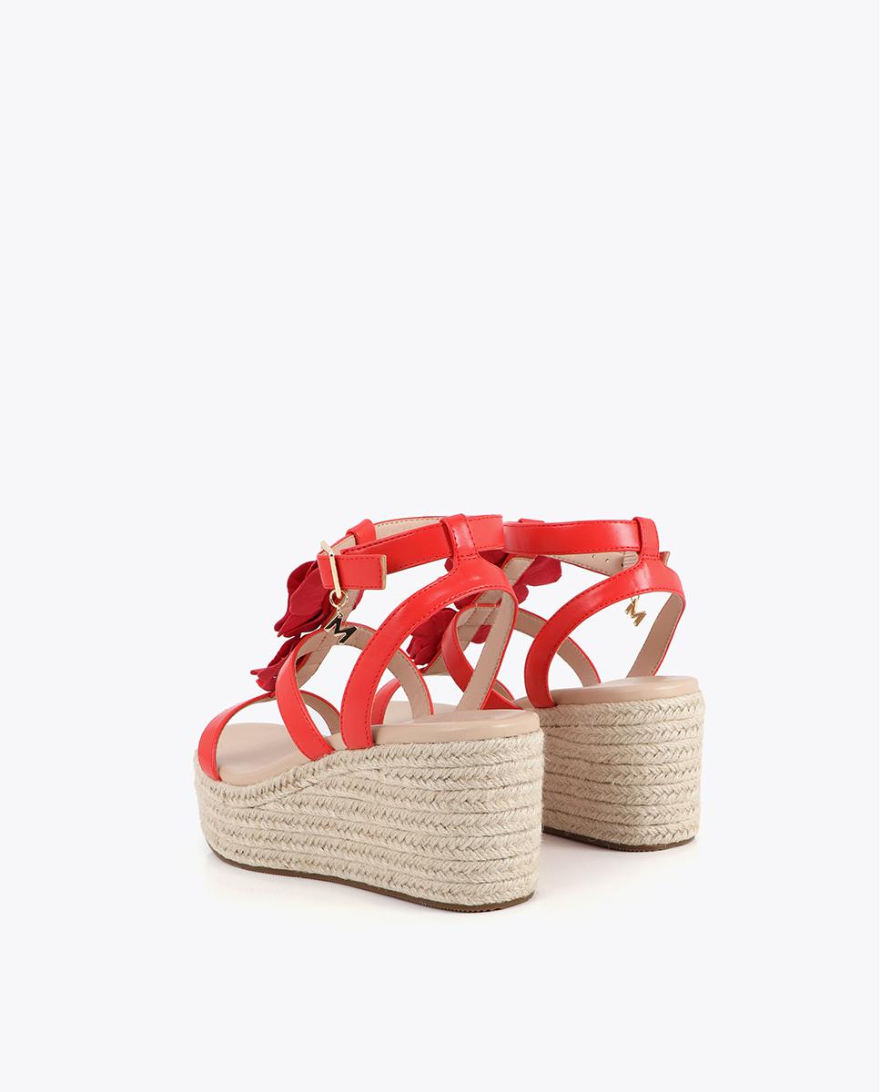 Sandalias de cuña de mujer con adornos florales - Lola Casademunt - Coral Coral-2