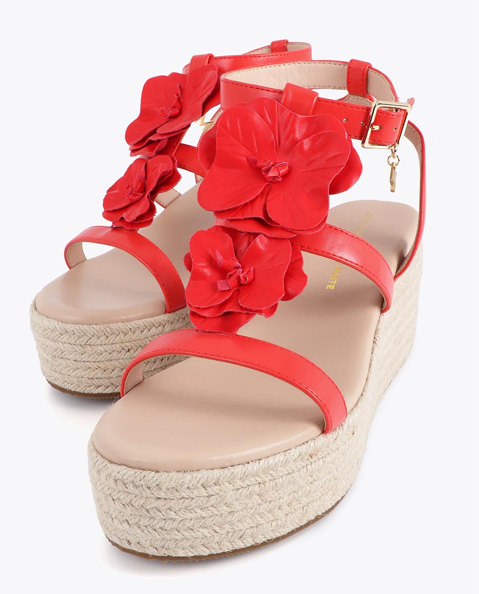 Sandalias de cuña de mujer con adornos florales - Lola Casademunt - Coral Coral-4