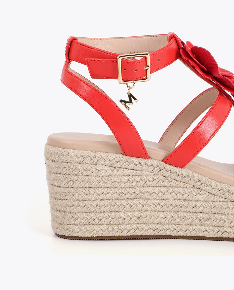 Sandalias de cuña de mujer con adornos florales - Lola Casademunt - Coral Coral-5