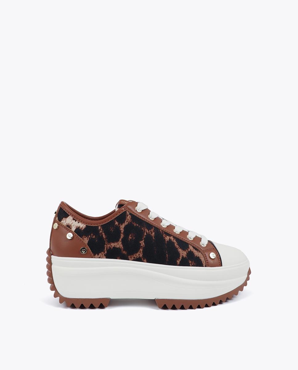 Imagen 0 de Zapatillas plataforma de mujer animal print con tachas Marrón