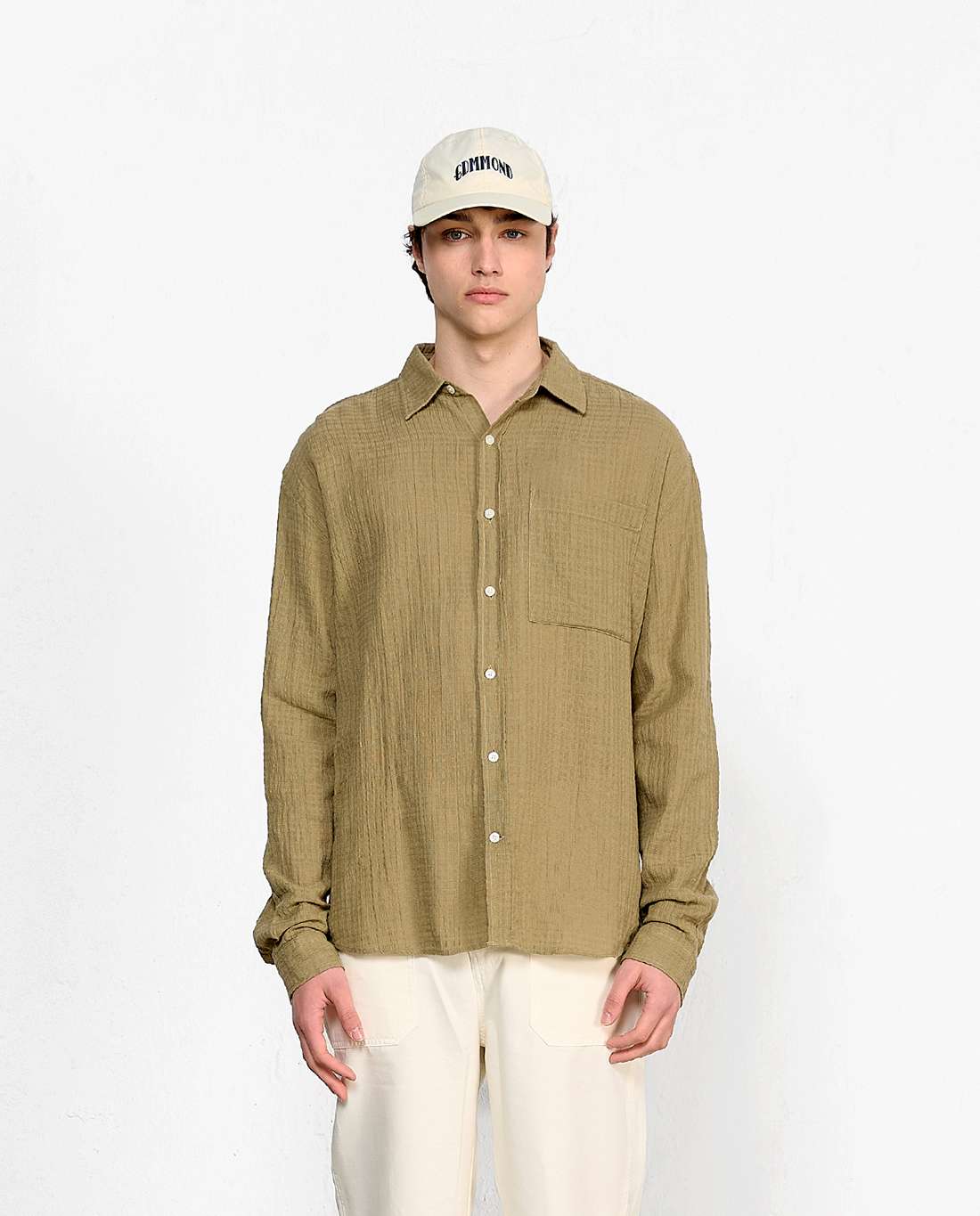 Camisa de algodón de hombre de corte regular con estampado liso y de color kaki