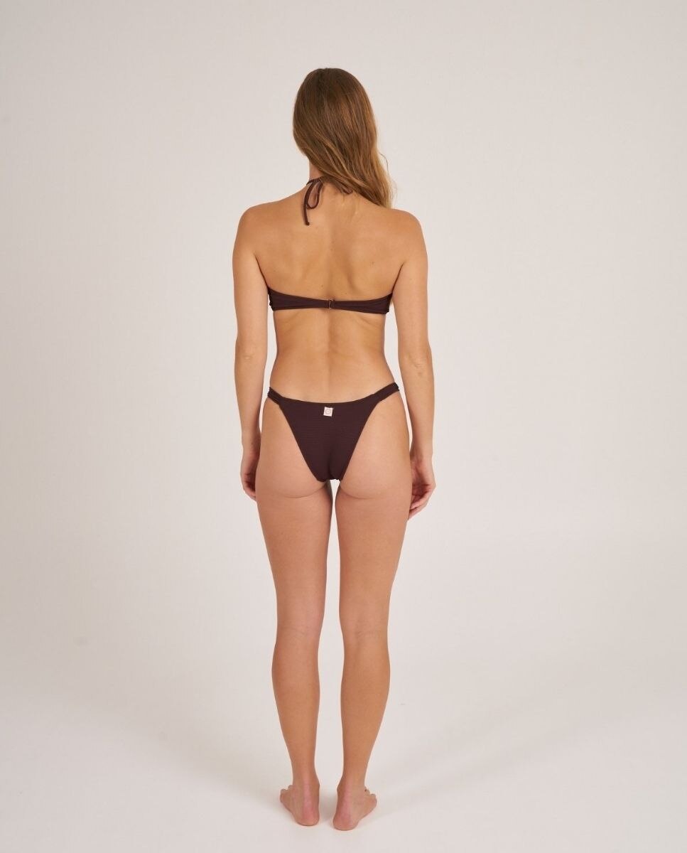Top de bikini bandeau en tejido piqué con un aro en el centro y tiras. - Bohodot - Marrón chocolate Marrón chocolate-2
