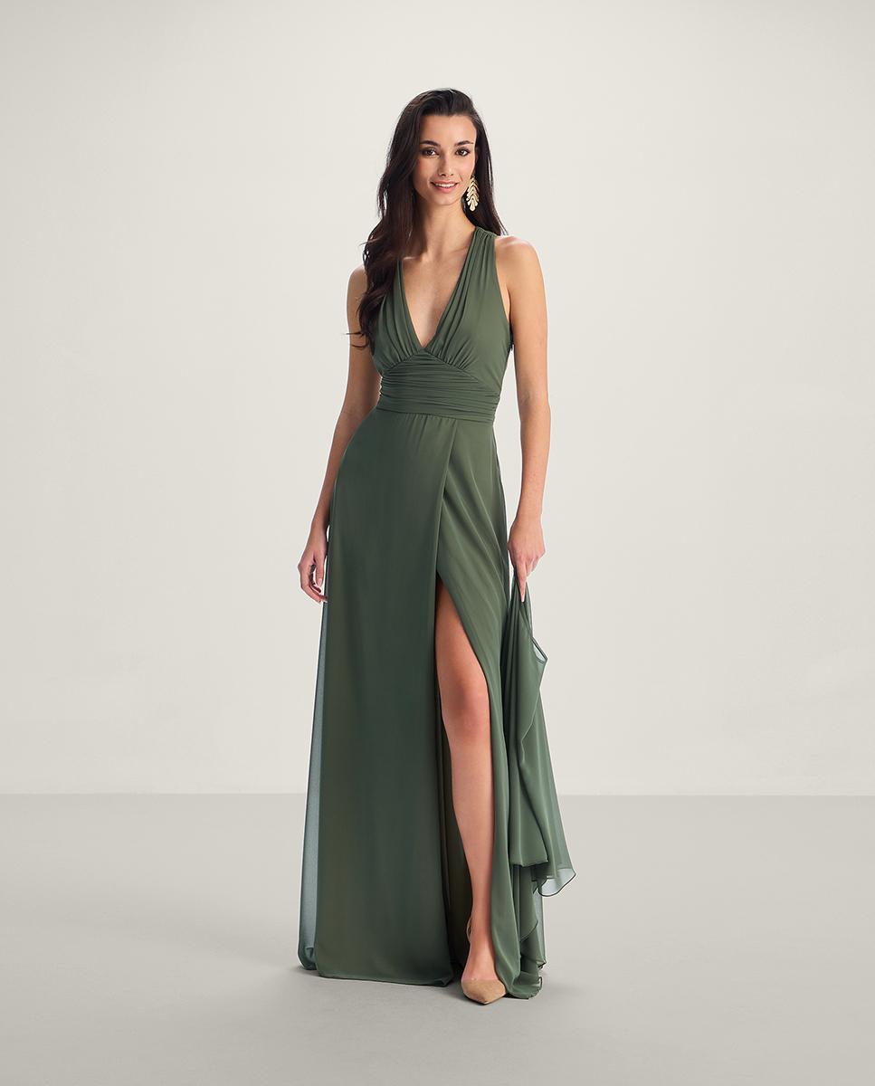 Imagen 0 de Vestido largo de invitada confeccionado en gasa con escote en pico, fruncido en espalda, drapeado en cintura y abertura en el lateral de la falda. complementos no incluídos. Verde