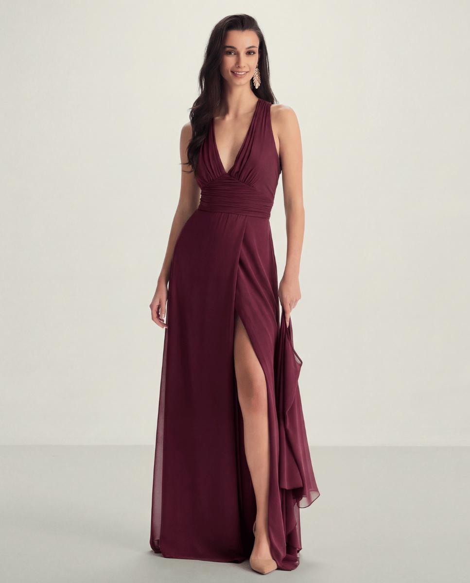 Imagen 0 de Vestido largo de invitada confeccionado en gasa con escote en pico, fruncido en espalda, drapeado en cintura y abertura en el lateral de la falda. complementos no incluídos. Vino