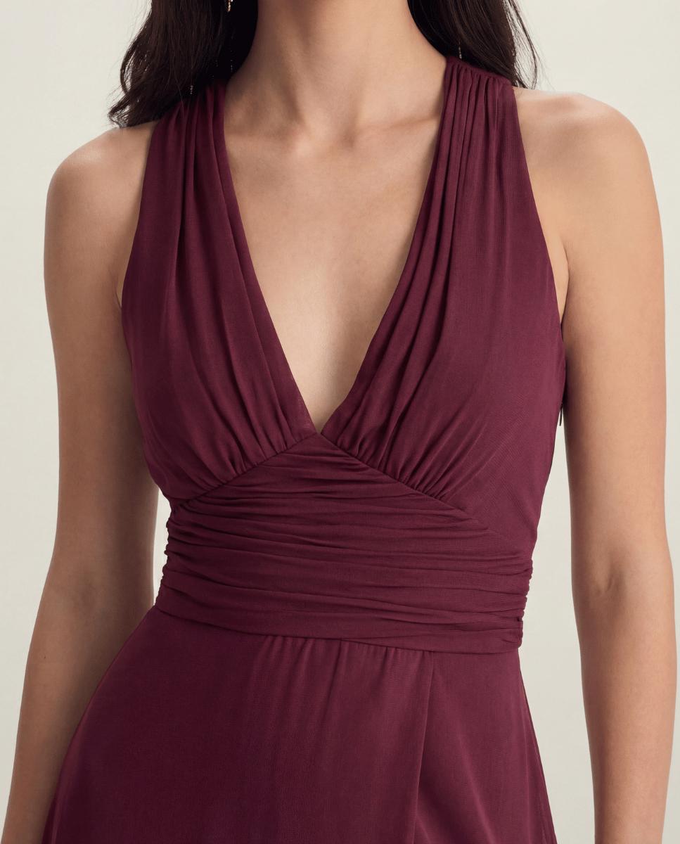 Vestido largo de invitada confeccionado en gasa con escote en pico, fruncido en espalda, drapeado en cintura y abertura en el lateral de la falda. complementos no incluídos. - Veneno en la piel - Vino Vino-2