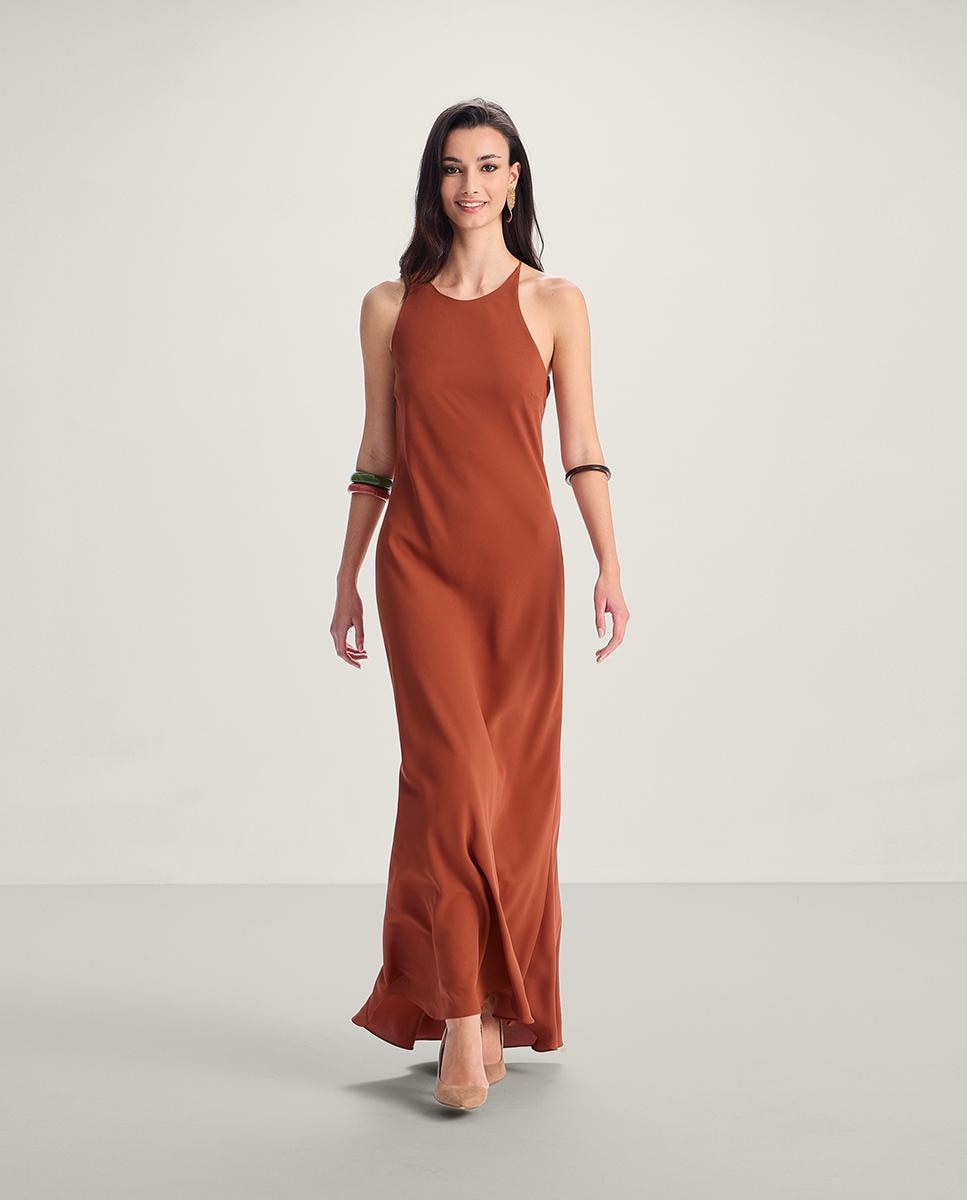 Vestido largo satinado con escote caja