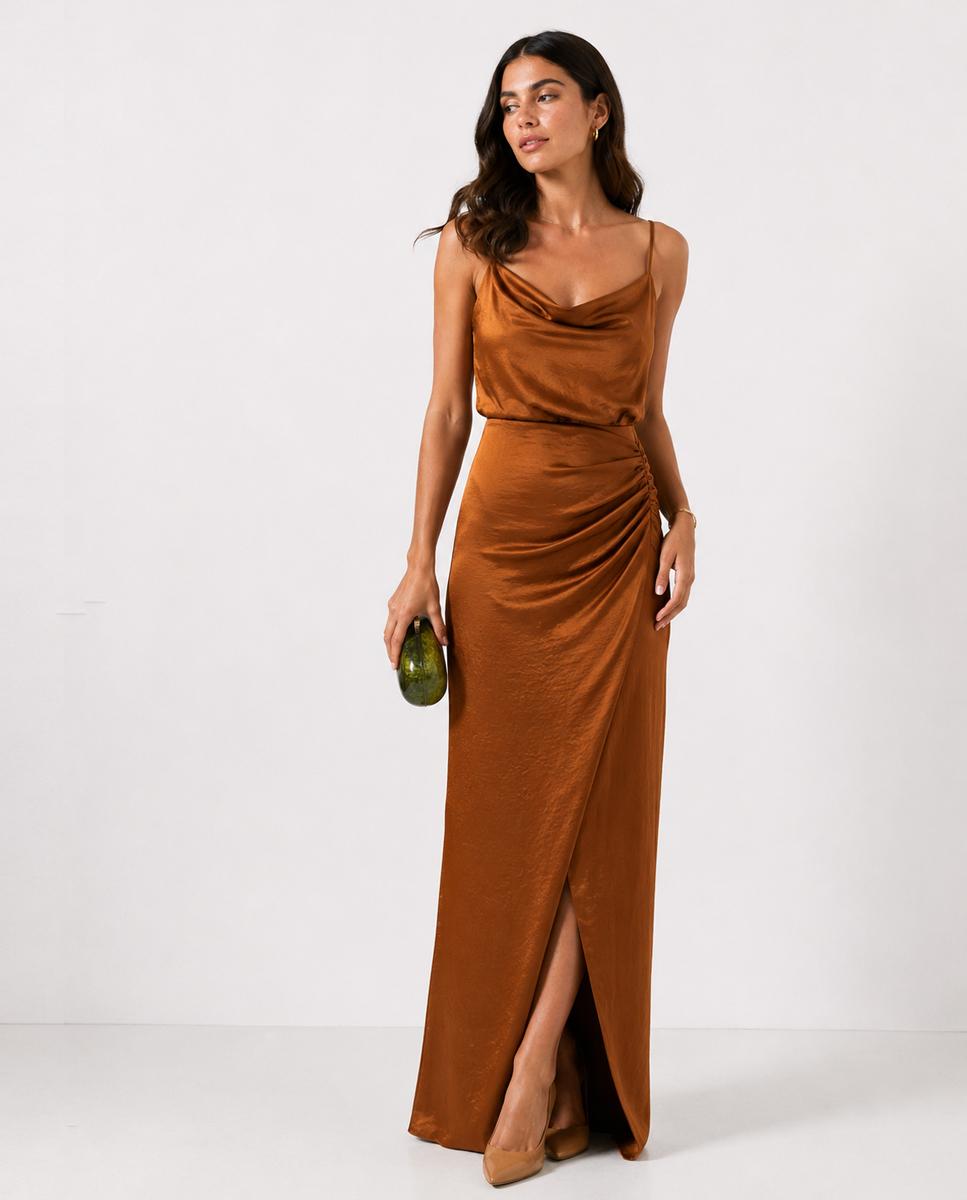 Imagen 0 de Vestido fade largo de satén con escote drapeado y falda cruzada Marrón
