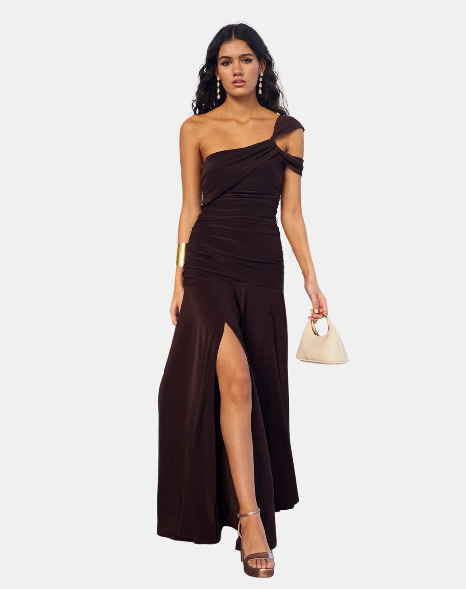 Vestido largo con escote asimétrico y fruncidos laterales · MIPHAI