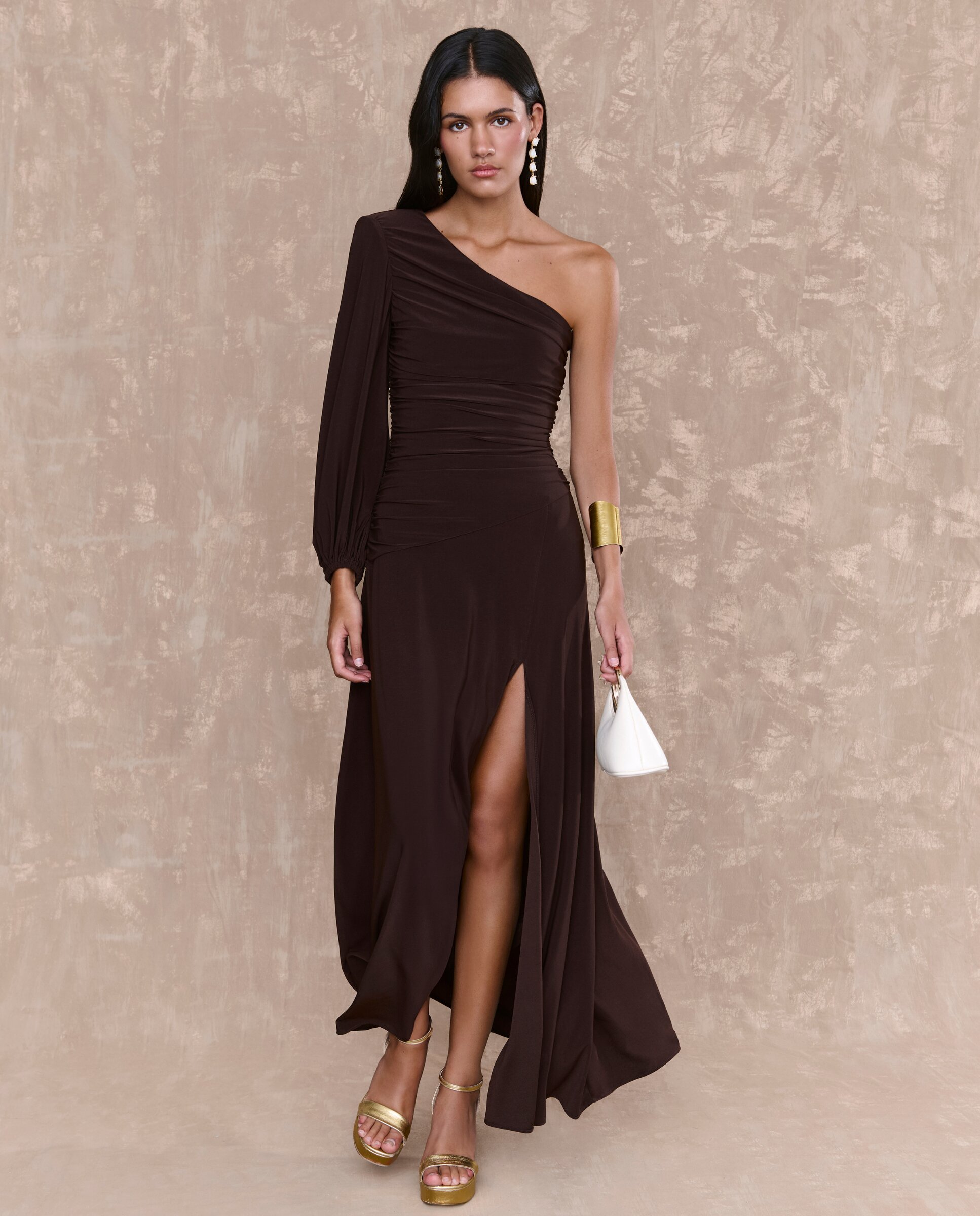 Imagen 0 de Vestido midi con escote asimétrico y hombro descubierto