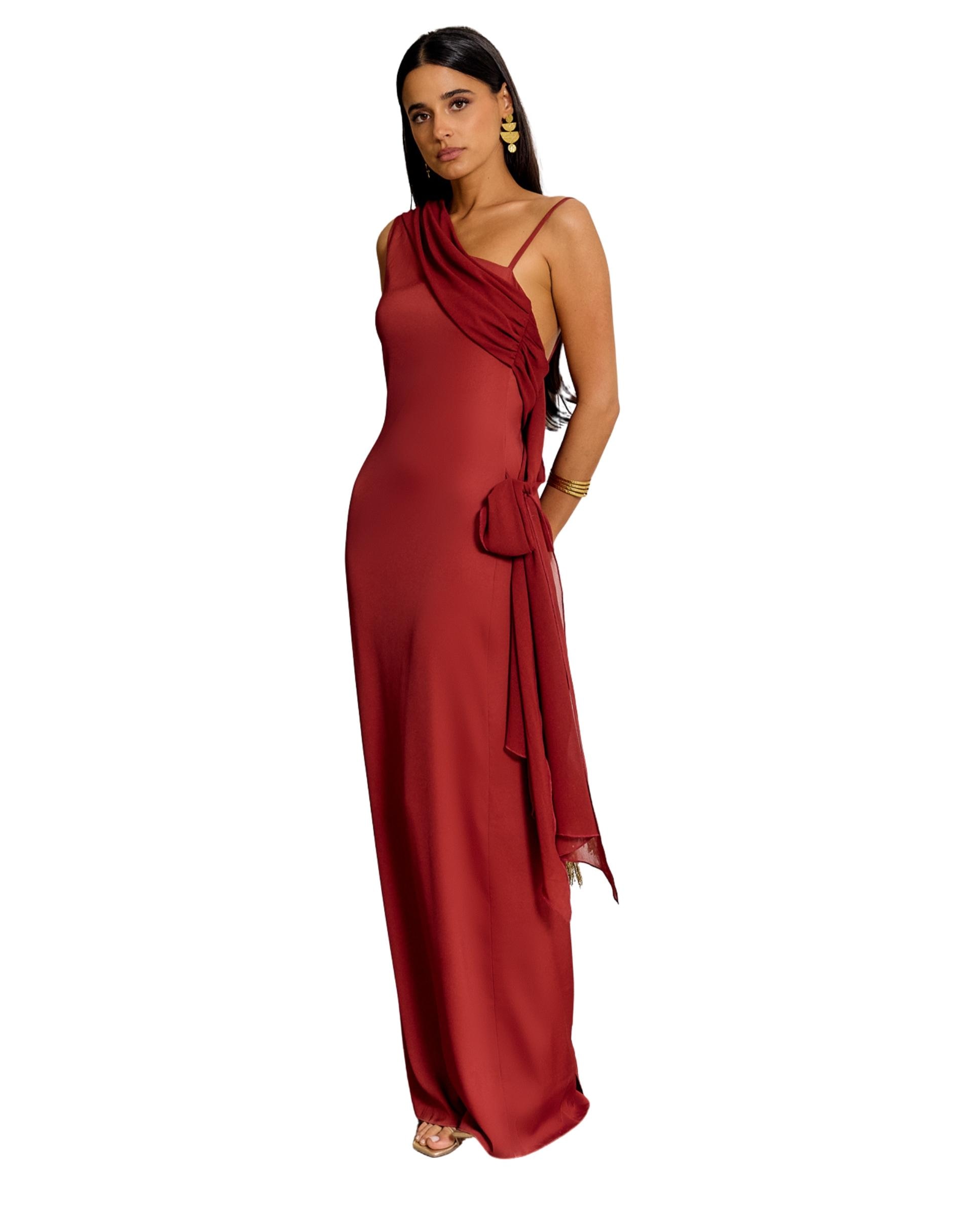 Vestido largo de corte recto con escote asimétrico