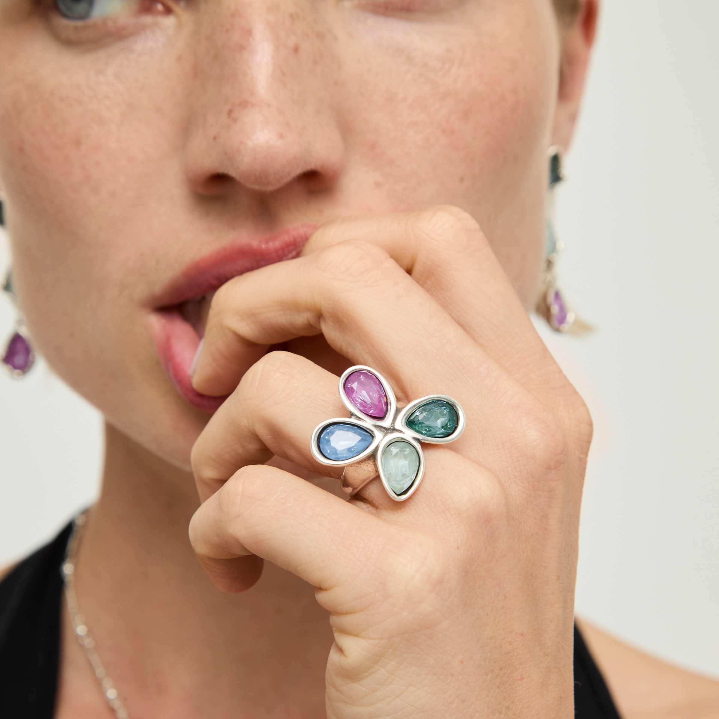 Imagen 3 de Anillo bañado con cuatro cristales facetados - UNO de 50 - Multicolor Multicolor