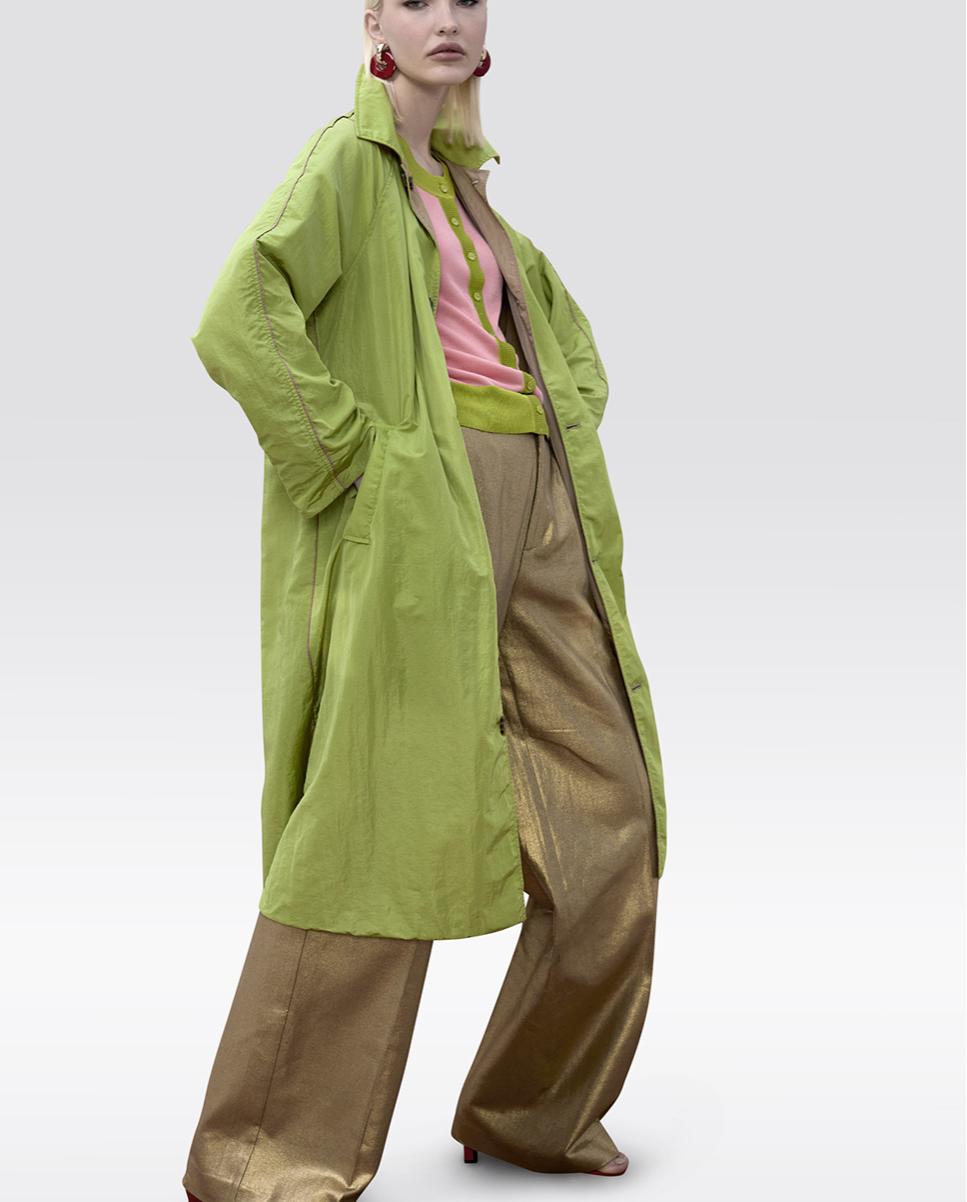 Lola Casademunt - Gabardina de muer reversible con cierre de botones.
