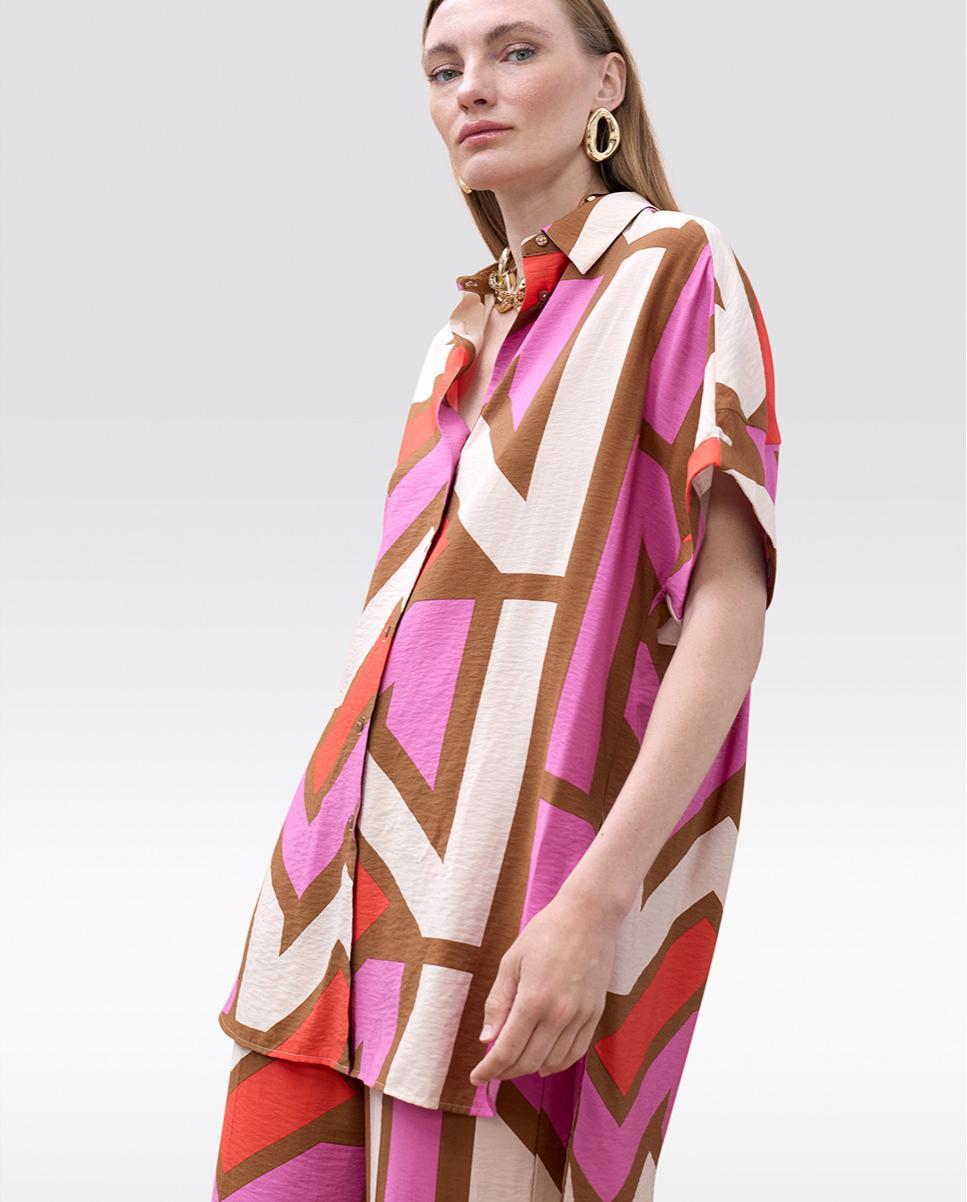Lola Casademunt - Camisa de mujer oversize en tejido estampado.