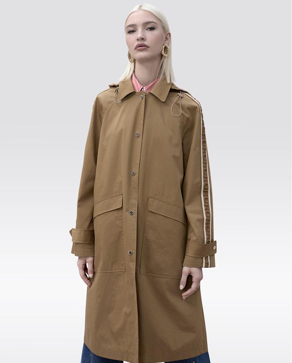 Lola Casademunt - Gabardina de mujer oversize con capucha.