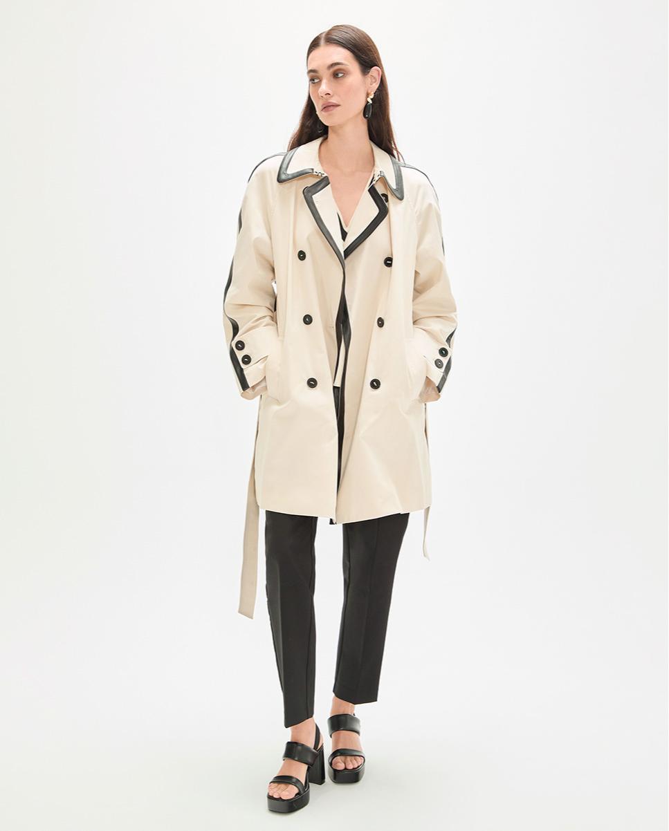 Lola Casademunt - Gabardina de mujer con doble botonadura y detalles efecto piel.