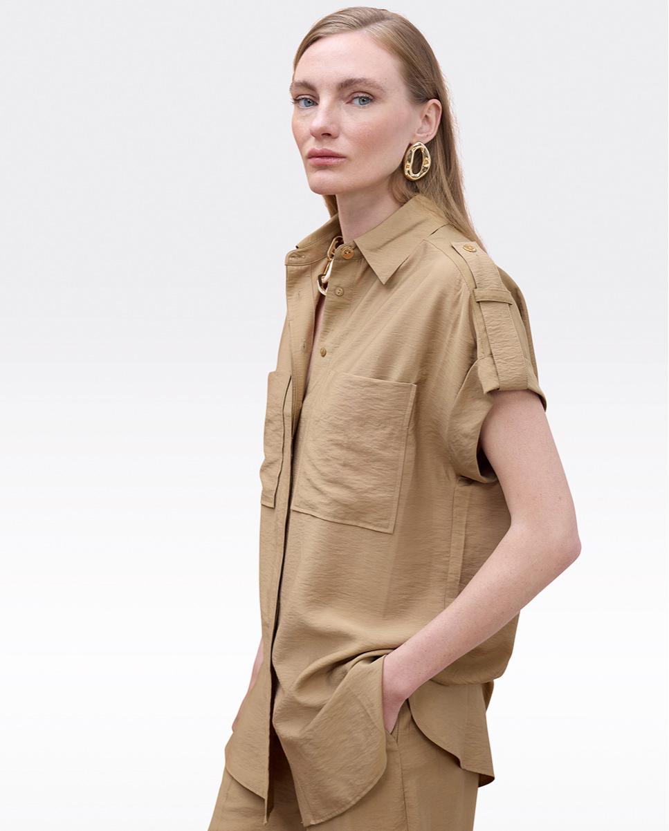 Lola Casademunt - Camisa de mujer de manga caída con bolsillos.