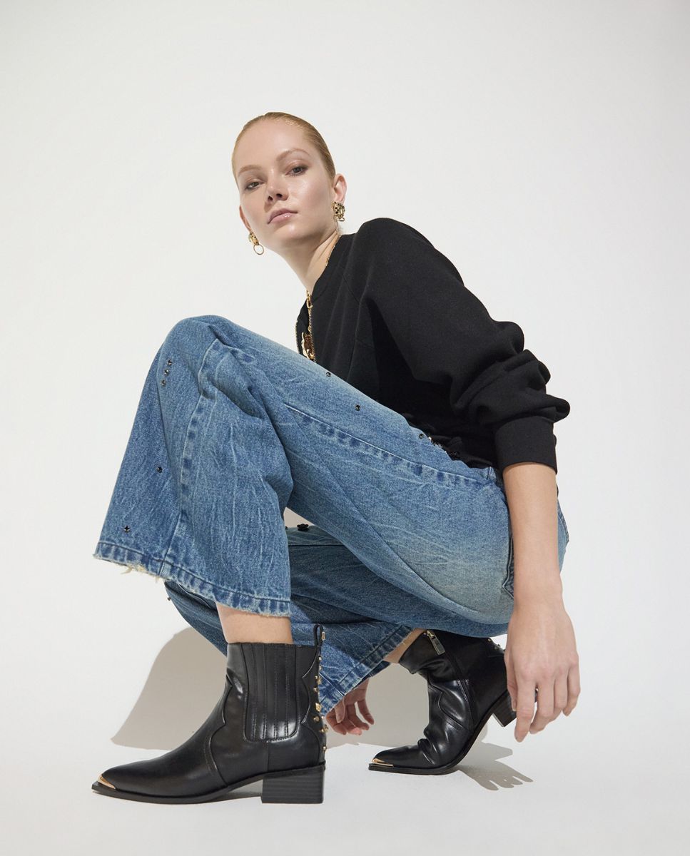 Botines cowboy de mujer con tachas y pulsera metálica - Lola Casademunt - Negro Negro-2