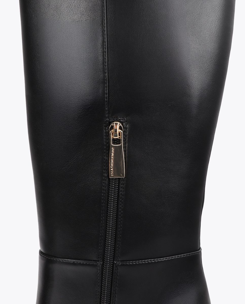 Botas mosquetera de mujer alta con tacón personalizado y detalle tira de tachas - Lola Casademunt - Negro Negro-4