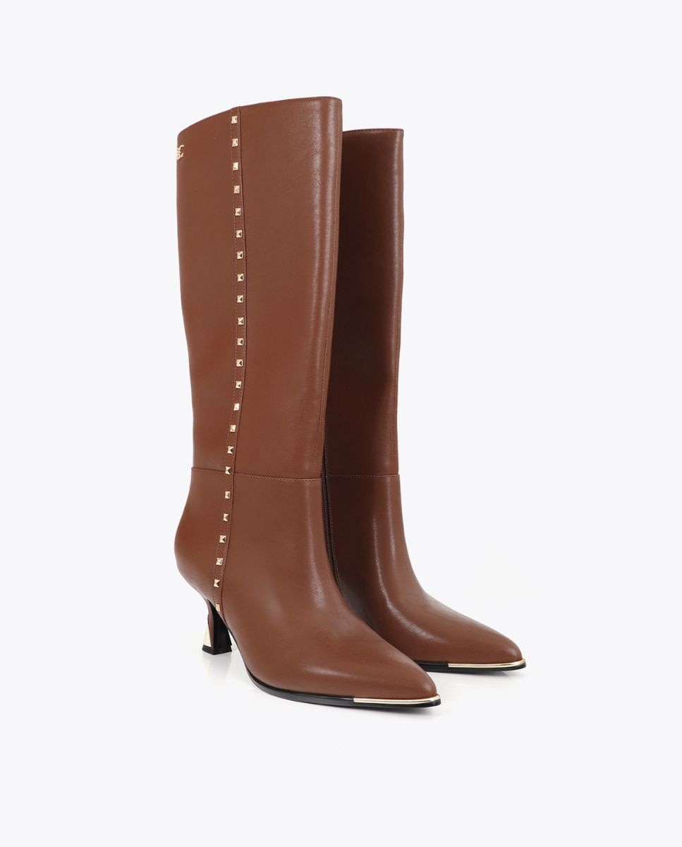 Botas mosquetera de mujer alta con tacón personalizado y detalle tira de tachas - Lola Casademunt - Marrón Marrón-2