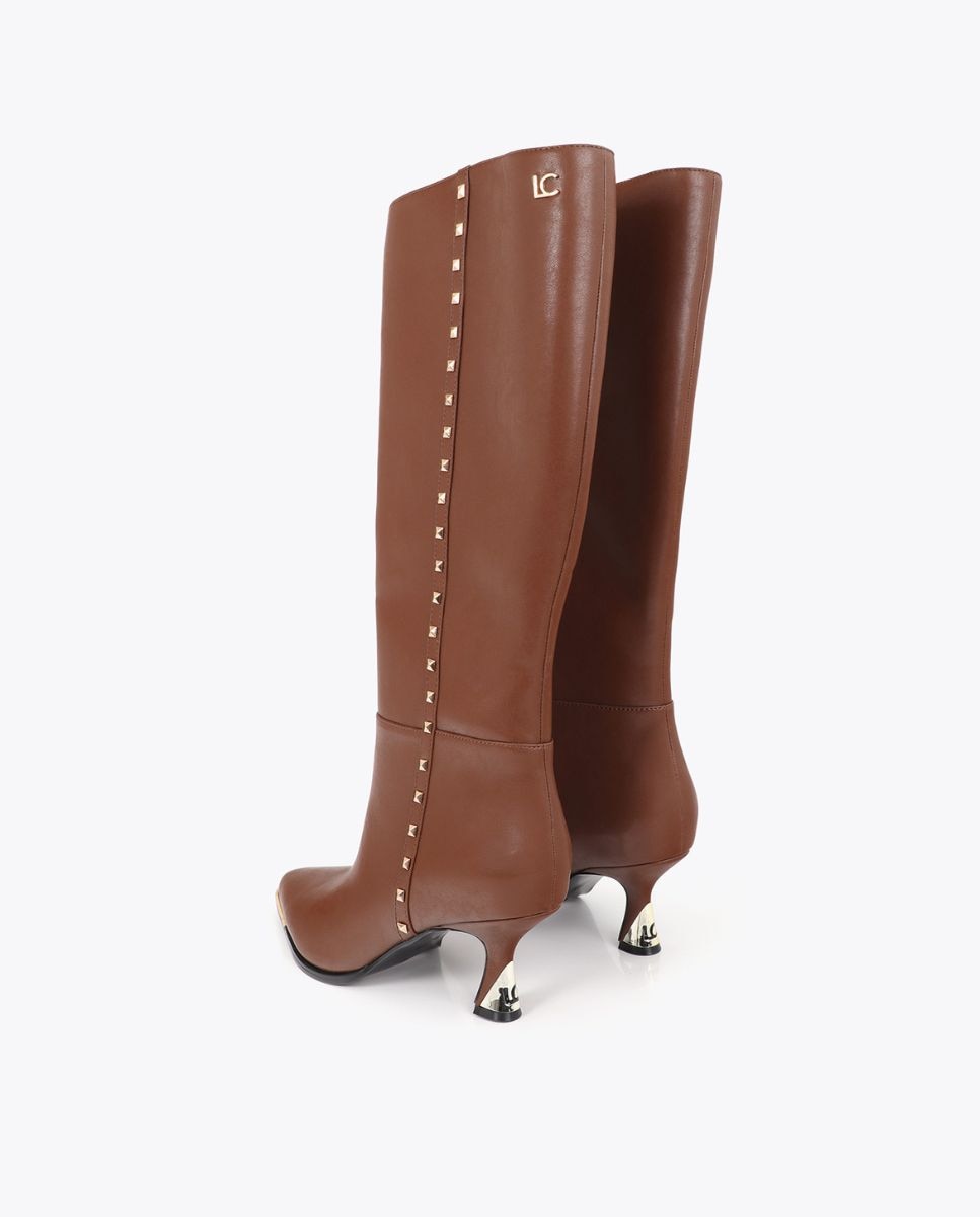 Botas mosquetera de mujer alta con tacón personalizado y detalle tira de tachas - Lola Casademunt - Marrón Marrón-3