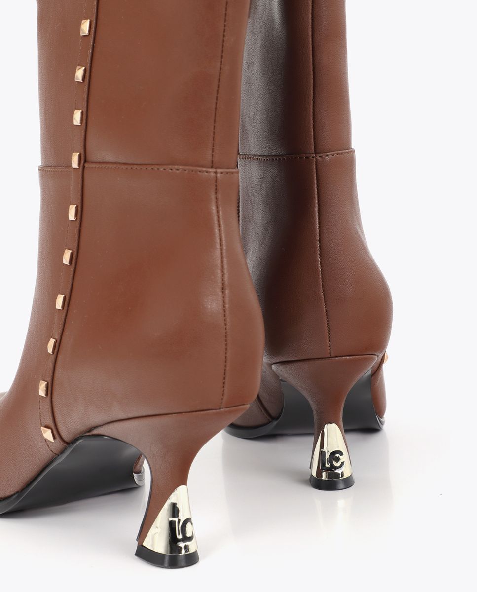 Botas mosquetera de mujer alta con tacón personalizado y detalle tira de tachas - Lola Casademunt - Marrón Marrón-5