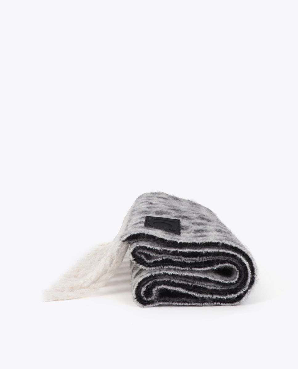 Imagen 3 de Bufanda reversible estampada en mancha animal print - Lola Casademunt - Negro Negro