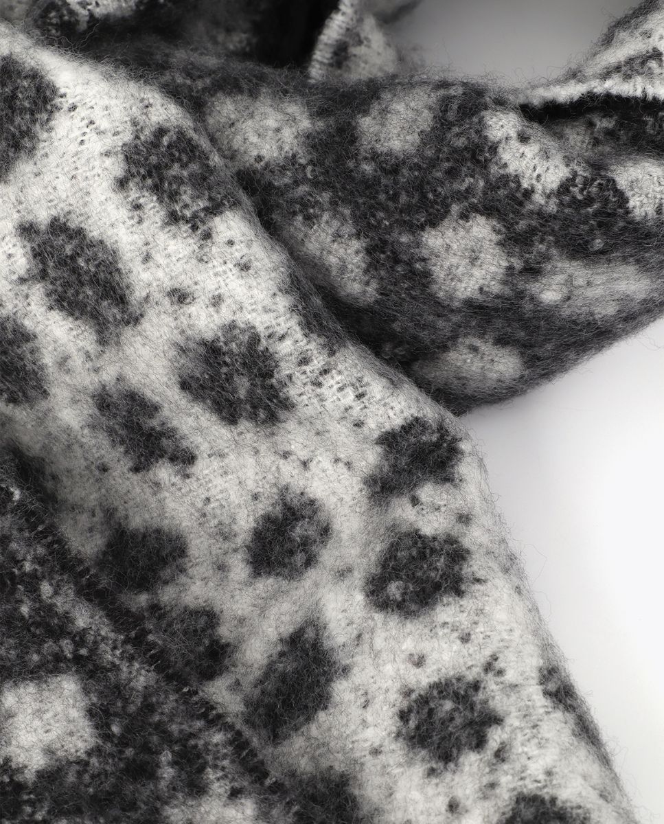 Imagen 4 de Bufanda reversible estampada en mancha animal print - Lola Casademunt - Negro Negro