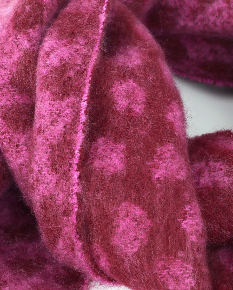 Imagen 3 de Bufanda reversible estampada en mancha animal print - Lola Casademunt - Magenta claro Magenta claro