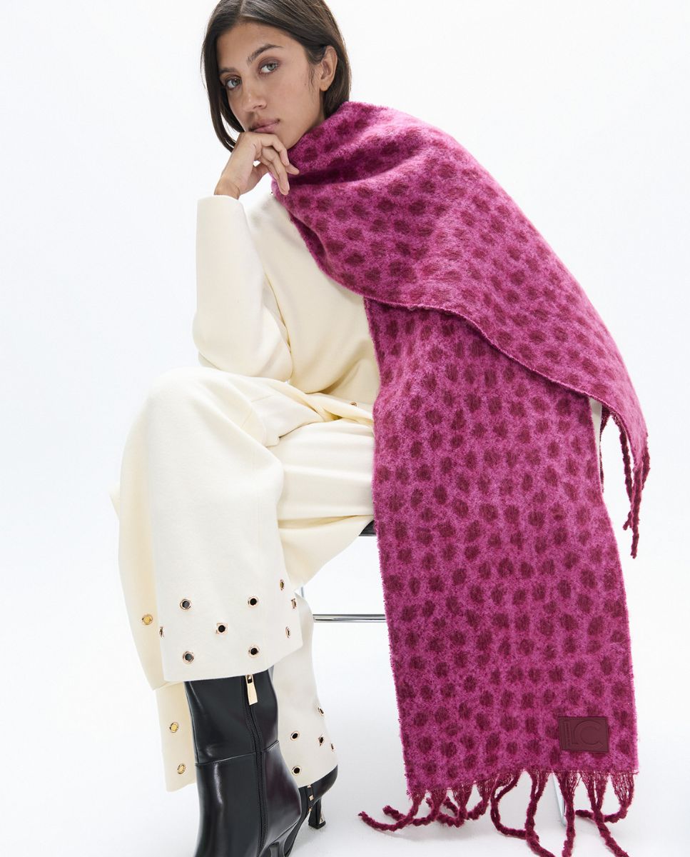 Imagen 2 de Bufanda reversible estampada en mancha animal print - Lola Casademunt - Magenta claro Magenta claro