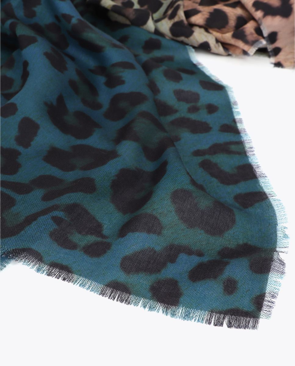 Imagen 4 de Fular con estampado animal degradado - Lola Casademunt - Azul Azul